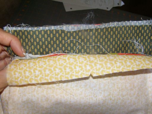 Free the lining and Outer Fabric Base/End seams and align them.