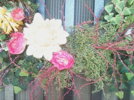 Store creates a structure for the blooms and stems.